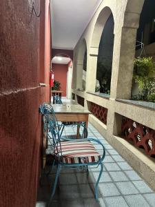 een tafel en een bank op een patio bij HOTEL AMADO in Aracaju