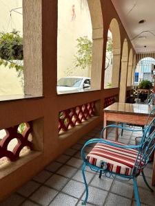 een balkon met een tafel en een stoel bij HOTEL AMADO in Aracaju
