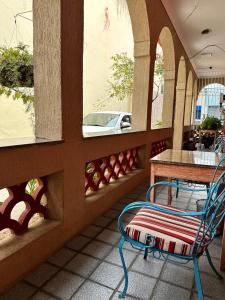 einen Balkon mit einem Tisch und einem Stuhl auf dem Balkon in der Unterkunft HOTEL AMADO in Aracaju