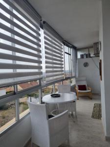 Habitación con mesa, sillas y ventanas. en One bedroom 7th floor apartment with amazing views, en Fuengirola