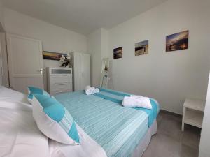 מיטה או מיטות בחדר ב-Casa Antonella, a pochi passi dalla spiaggia con stradello privato
