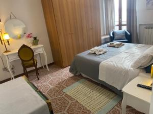 um quarto com uma cama, uma secretária e uma cadeira em Al B6 CLOSE TO VENICE em Mogliano Veneto