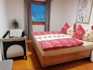 um quarto com uma cama e uma janela em Apartment Martina em Telfs