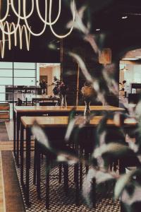 une salle à manger avec une grande table et des chaises dans l'établissement ibis Santiago Las Condes Manquehue, à Santiago