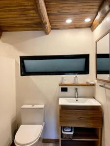 een badkamer met een toilet en een wastafel bij Believe Surf & Yoga Lodge Santa Teresa in Santa Teresa Beach