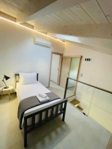 a bedroom with a bed and a desk and a lamp at Room in Apartment - Villa Rodelia nr4 in Roda in Roda