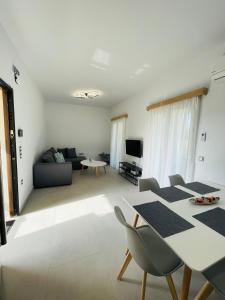 un soggiorno con tavolo, sedie e divano di Room in Apartment - Villa Rodelia nr4 in Roda a Roda