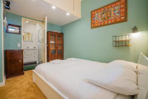 ein Schlafzimmer mit einem großen weißen Bett in einem Zimmer in der Unterkunft Fully fitted room - 15 min from central station in Amsterdam