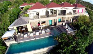 una vista aérea de una casa con piscina en Villa Lodge 4 Epices en Gustavia