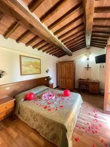 een slaapkamer met een bed met rode bloemen erop bij Fonte Dei Tufi Siena in Siena