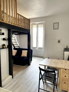 - un salon avec des lits superposés et une table à manger dans l'établissement Studio Petit Colombel 2pers Quartier St Felix, à Nantes