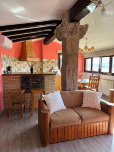 貝拉德蒙凱奧的住宿－El Rincon del Moncayo，带沙发的客厅和厨房