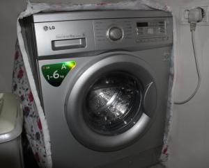 een wasmachine in een badkamer met een gordijn bij SD House in Dilidzjan