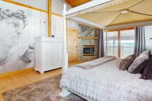 a bedroom with a canopy bed and a fireplace at Le Chalet Bleu in Angel Fire