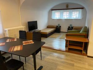 sala de estar con mesa y sofá en Apartament 2-pokojowy 55 m2, koło ZOO, Hali Stulecia en Breslavia