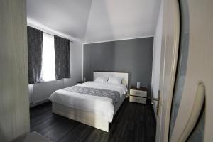 Un dormitorio con una cama blanca y una ventana. en Căsuțele Gemenii, en Blidireasa 13 fotos más