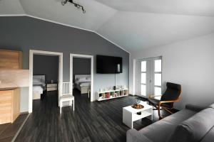 Una sala de estar con un sofá y un televisor. en Căsuțele Gemenii, en Blidireasa