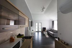 Una cocina y una sala de estar con un sofá y una mesa. en Căsuțele Gemenii, en Blidireasa