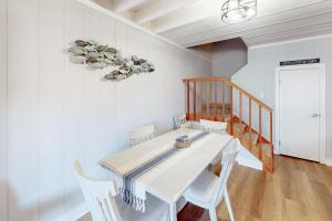 Selbyville的住宿－Mallard Lakes --- 37781 Heron Ln. #434，白色的用餐室配有白色的桌椅