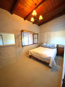 1 dormitorio con cama y ventana en Casa en Haras Bettina en Mercedes
