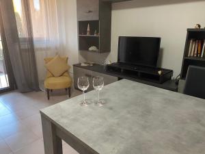 due bicchieri da vino seduti su un tavolo in soggiorno di station 27 a Perugia