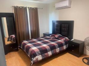 Schlafzimmer mit einem Bett und einem Spiegel in der Unterkunft Casa confortable cerca de playa in Ciudad Madero