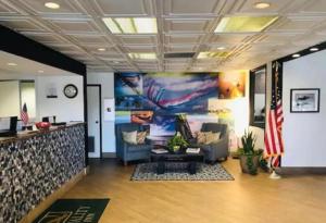 un vestíbulo de oficina con sofá y bandera americana en Quality Inn At Eglin AFB, en Niceville