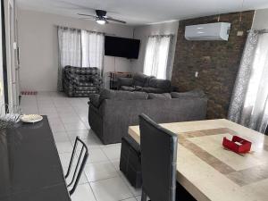 ein Wohnzimmer mit einem Sofa und einem Tisch in der Unterkunft Casa confortable cerca de playa in Ciudad Madero
