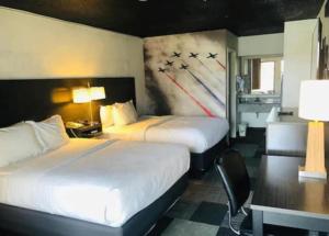 ニスビルにあるQuality Inn At Eglin AFBの2ベッド ホテルルーム 2台付