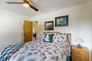 ein Schlafzimmer mit einem Bett und einem Tisch mit einer Lampe in der Unterkunft Eagle's Perch in Shaver Lake