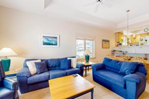 uma sala de estar com dois sofás azuis e uma mesa em Sweet Solitude em Ludlow