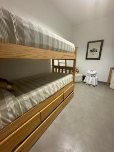 1 dormitorio con 2 literas y mesa en Departamento Céntrico Mendoza - con opcion de cochera- en Mendoza