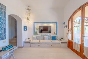 uma sala de estar com um sofá e um espelho em El Gouna Rihana House sea view em Hurghada