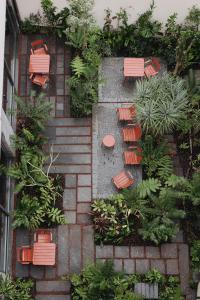 una vista aérea de un jardín con sillas y plantas en NINE DOTS Azorean Art Boutique Hotel en Ponta Delgada