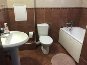 een badkamer met een toilet, een wastafel en een bad bij Spa Away Mountain Suite - Hot Healing and Thermal Bathtub Waters - No Pool in Pchelin