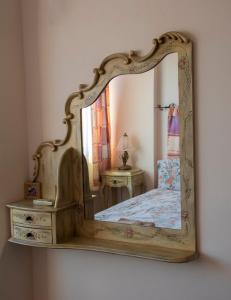 un espejo colgado en una pared de un dormitorio en Spa Away Mountain Suite - Hot Healing and Thermal Bathtub Waters - No Pool en Pchelin