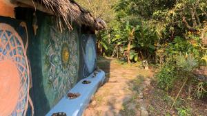 un banco azul sentado a un lado de una pared en TROPICAL BIOHOSTEL, en Nocaima