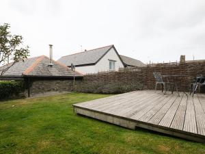 eine Terrasse mit zwei Stühlen und einem Tisch im Hof in der Unterkunft Lavender Barn in Newquay