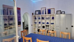 Zimmer mit Tisch, Stühlen und blauen Vasen in der Unterkunft Casa Azuaje in Moya