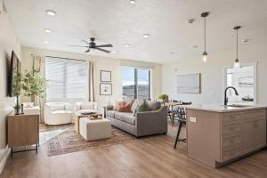 een keuken en woonkamer met een bank en een tafel bij Drop it like it's Hot condo in St. George