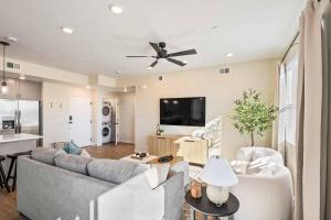 een woonkamer met een bank en een plafondventilator bij Drop it like it's Hot condo in St. George
