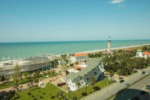 - une vue aérienne sur la ville et la plage dans l'établissement Panorama Sea Tower, à Batoumi