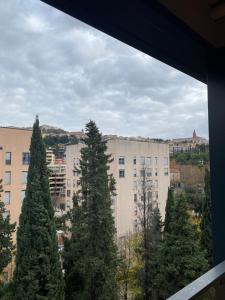 una vista su un edificio da un balcone alberato di station 27 a Perugia