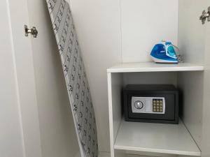 a book shelf with a microwave in a room at Hübsches Cottage in ehemaliger Gärtnerei in Meerbusch