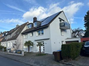 デュッセルドルフにあるFairpartement Düsseldorfの太陽電池パネル付白屋