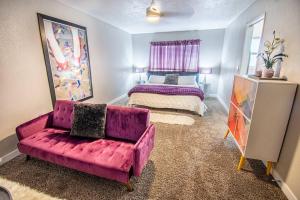 sala de estar con sofá rojo y cama en Las Vegas Oasis Home Primary en Las Vegas