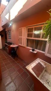 uma pequena cozinha com uma mesa e uma janela em Edícula tranquila e bem localizada no Butantã em São Paulo