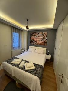 una camera da letto con un letto e due asciugamani di İstanbul Relax Suite a Istanbul