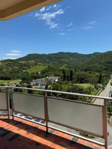 uma varanda com vista para as montanhas em Duplex Ametista em Gravatal