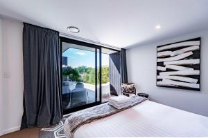 Ένα ή περισσότερα κρεβάτια σε δωμάτιο στο Noir North Retreat